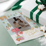Merry & Sweet Gingerbrood Snoep Town Family Foto Folie Feestdagenkaart<br><div class="desc">Ik wens uw familie en vrienden veel succes met onze leuke en feestelijke folie voor ontbijtkoek. Ons ontwerp biedt ons eigen handbeschilderde waterverf met een fraaie vormgeving van het stadscentrum en het landschap. Elk detail wordt vastgelegd in deze kleine wijkscène. Kenmerken van eeterbroodtehuizen die in feestelijke decoraties van snoep zijn...</div>
