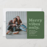Merry vibes only green retro foliday foto card feestdagenkaart<br><div class="desc">Merry vibes only this foliday season! Send a fun retro-style foliday card with this one-fotografiek design. The throwback green type reads "merry vibes only" and it also has room for a custom message,  name and year. The coordinating back is green with a distressed texture to complete the vintage look.</div>