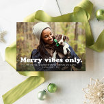 Merry vibes only leuke retro één foto feestdagenkaart<br><div class="desc">Verstuur een leuke retro vakantiewenk met deze one-foto kaart die een stuk op "goede slechts steekpenningen"met een meer feestelijke "vrolijke slechts steekpenningen" kenmerkt. De witte tekst zit bij de bodem van één enkele horizontale foto met overvloed van ruimte voor douanetekst en namen. De achterkant is een leuk vivid retro rood...</div>