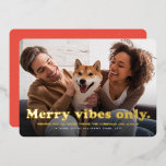 Merry vibes only leuke retro op één foto Kerstmis Folie Feestdagenkaart<br><div class="desc">Verstuur een leuke retro vakantiewenk met deze one-foto kaart die een stuk op "goede slechts steekpenningen"met een meer feestelijke "vrolijke slechts steekpenningen" kenmerkt. De gouden tekst zit bij de bodem van één enkele horizontale foto met overvloed van ruimte voor douanetekst en namen. De achterkant is een leuk vivid retro rood...</div>