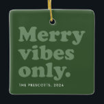Merry vibes only retro green 2022 vakantiefoto keramisch ornament<br><div class="desc">Vrolijk bloemen alleen dit vakantieseizoen! Met deze leuke, retro-gestileerde jager groene versiering met foto- en aangepaste tekst kunt u alle goede dingen vieren. Het terugwerptype leest "kwieke slechts vibes"en het heeft ook ruimte voor naam en jaar of bericht. De leuke groene tinten zijn ook een perfecte aanraking. Een geweldige manier...</div>