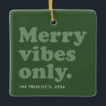 Merry vibes only retro green 2022 vakantiefoto keramisch ornament<br><div class="desc">Vrolijk bloemen alleen dit vakantieseizoen! Met deze leuke, retro-gestileerde jager groene versiering met foto- en aangepaste tekst kunt u alle goede dingen vieren. Het terugwerptype leest "kwieke slechts vibes"en het heeft ook ruimte voor naam en jaar of bericht. De leuke groene tinten zijn ook een perfecte aanraking. Een geweldige manier...</div>