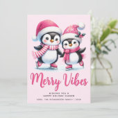 Merry Vibes Schaatspinguïns Roze Kerst Feestdagenkaart (Staand voorkant)