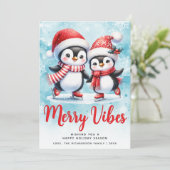 Merry Vibes Schattigee Pinguïns Blauw Rood Kerst Feestdagenkaart (Staand voorkant)