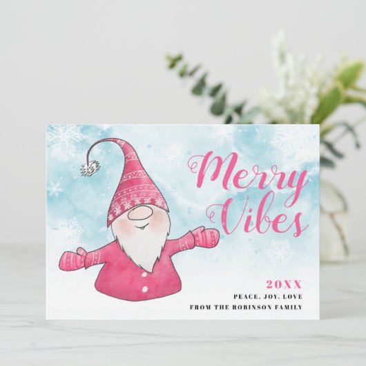 Merry Vibes Snowy Blue Schattige Roze Gnome Kerst Feestdagenkaart (Staand voorkant)