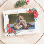 Merry | Winter Poinsettia & Pine Holiday Foto Feestdagenkaart<br><div class="desc">Het is de mooiste tijd van het jaar! In dit ontwerp ziet u uw aangepaste foto gemaakt door twee handbeschilderde bloemconstructies van poinsettia, pijnbomen en winterbessen. In de linkerbovenhoek staat "kwiek" in geborsteld goudschrift. In de rechterbenedenhoek staan je familienaam en het jaar. Deze kaarten keren terug naar een feestelijke rode...</div>