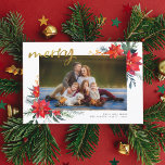 Merry | Winter Poinsettia & Pine Holiday Foto Feestdagenkaart<br><div class="desc">Het is de mooiste tijd van het jaar! In dit ontwerp ziet u uw aangepaste foto gemaakt door twee handbeschilderde bloemconstructies van poinsettia, pijnbomen en winterbessen. In de linkerbovenhoek staat "kwiek" in geborsteld goudschrift. In de rechterbenedenhoek staan je familienaam en het jaar. Deze kaarten keren terug naar een feestelijke rode...</div>
