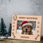 Merry Woofmas Christmas Santa Dog Custom Name Gegraveerde Lijstjes<br><div class="desc">Vier de feestdagen met staartkwispelende vreugde met behulp van dit prachtige lasergeëtste houten afbeeldingen lijst! Met een speelse hond in een kerstmuts, pootafdrukken langs de zijkanten en de zin Merry Woofmas, is dit lijst de perfecte manier om je harige vriend dit seizoen te eren. Personaliseer het met de naam van...</div>