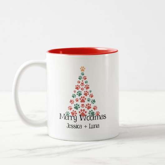 Merry Woofmas Mug – Paw Print Christmas Tree Cup  Tweekleurige Koffiemok (Links)