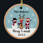 Merry X-Mask Funny Reindeer Snowman Santa Keramisch Ornament<br><div class="desc">Deze grappige en schattige kerstversiering heeft een sneeuwman,  rendier en kerstman met maskers. Er zijn mooie rode,  witte,  zwarte en geelkleurde kleuren. De achterkant heeft een  bruine kleur met sneeuwvlokken. U kunt dit met een naam en een jaar aanpassen.</div>
