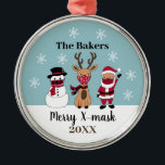 Merry X-Mask Funny Santa Reindeer Snowman Metalen Ornament<br><div class="desc">Deze grappige en schattige kerstversiering heeft een sneeuwman,  rendier en kerstman met maskers. Er zijn buffelvlakke patronen,  en heerlijke rode,  witte,  zwarte,  en beige kleuren. U kunt het met een naam en een jaar aanpassen.</div>