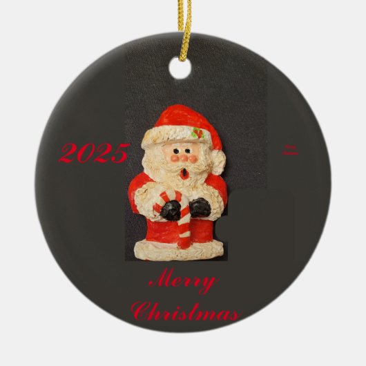 MERRY XMAS 2025 CANDY CANE SANTA KERAMISCH ORNAMENT (Voorkant)