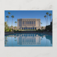 Mesa-tempel die in een blauw zwembad reflecteert