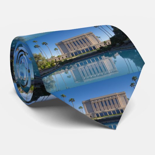 Mesa-tempel die in een blauwe pool reflecteert stropdas (Opgerold)