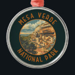Mesa Verde Nationaal Park Retro Noodcirkel Metalen Ornament<br><div class="desc">Mesa Verde vectorkunstwerk ontwerp. Het park staat bekend om zijn goed bewaarde Ancestral Puebloan-cliff-woningen,  met name het grote Cliff Palace.</div>