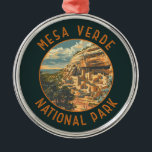 Mesa Verde Nationaal Park Retro Noodcirkel Metalen Ornament<br><div class="desc">Mesa Verde vectorkunstwerk ontwerp. Het park staat bekend om zijn goed bewaarde Ancestral Puebloan-cliff-woningen,  met name het grote Cliff Palace.</div>