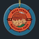 Mesa Verde National Park Retro Compass Embleem Keramisch Ornament<br><div class="desc">Mesa Verde vectorkunstwerk ontwerp. Het park staat bekend om zijn goed bewaarde Ancestral Puebloan-cliff-woningen,  met name het grote Cliff Palace.</div>