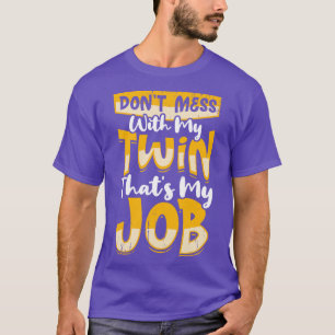 Mess met mijn tweeling die mijn werk is t-shirt