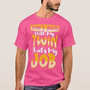 Mess met mijn tweeling die mijn werk is t-shirt