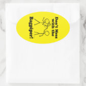 Mess niet met de Bagpiper Oval Sticker (Tas)