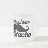 Mess niet met de Stache Matglas Koffiemok (Voorkant rechts)