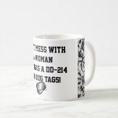 "Mess niet met een vrouw met een DD-214 ..." Koffiemok (Voorkant rechts)
