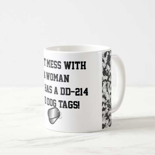 "Mess niet met een vrouw met een DD-214 ..." Koffiemok (Voorkant rechts)