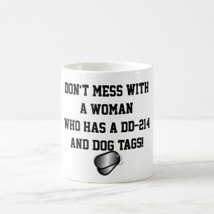 "Mess niet met een vrouw met een DD-214 ..." Koffiemok