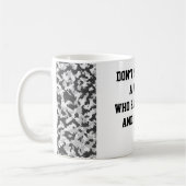 "Mess niet met een vrouw met een DD-214 ..." Koffiemok (Links)