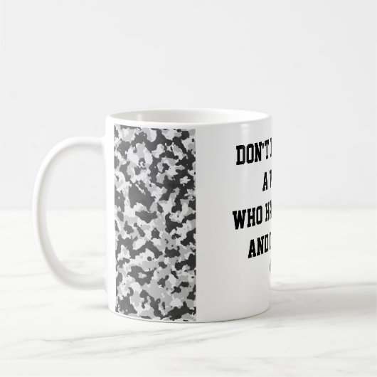 "Mess niet met een vrouw met een DD-214 ..." Koffiemok (Links)