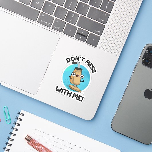 Mess niet met me Funny Vacuum Cleaner Pun Sticker (Laptop met iPhone)