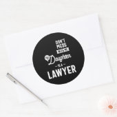 Mess niet met mij mijn dochter is een advocaat ronde sticker (Envelop)