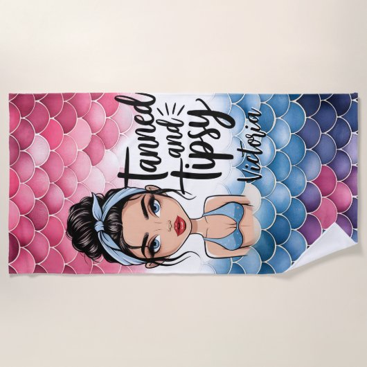 Messy Bun Fish Scales Tanned en Tipsy Custom Name Strandlaken (Voorkant)