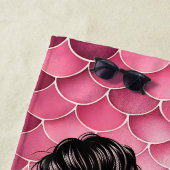 Messy Bun Fish Scales Tanned en Tipsy Custom Name Strandlaken (In situ)