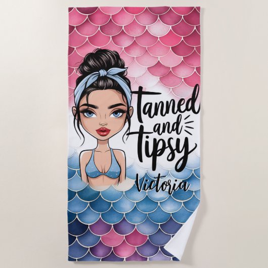 Messy Bun Fish Scales Tanned en Tipsy Custom Name Strandlaken (Voorkant)