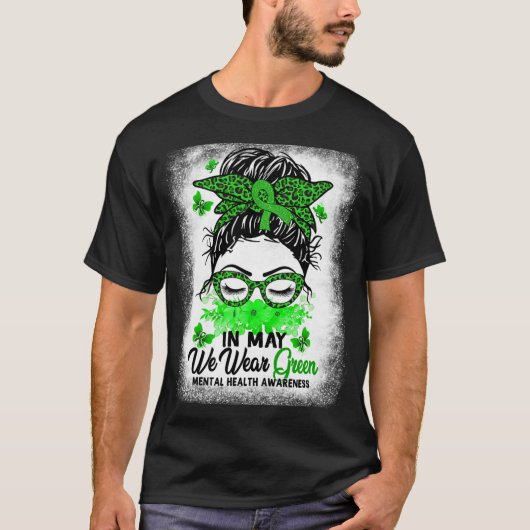 Messy Bun in May We Draag Green Mental Health Awar T-shirt (Voorkant)