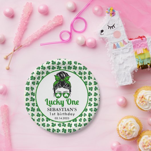 Messy Bun Lucky One 1st Verjaardag Meisje Papieren Bordje (Feest)