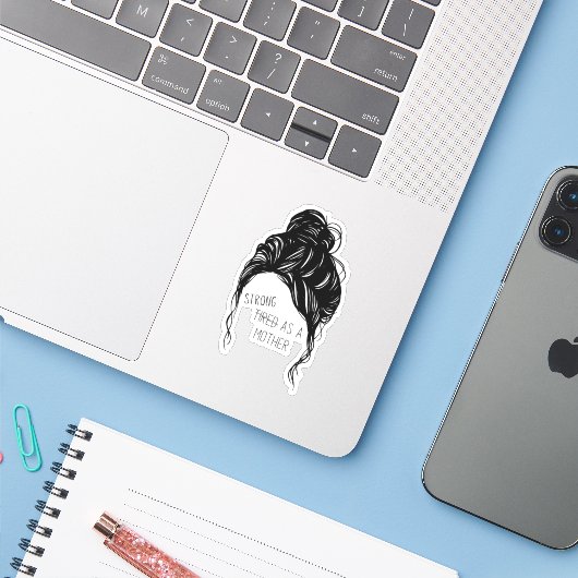 Messy Bun - Sterk als moeder vinylstraat Sticker (Laptop met iPhone)
