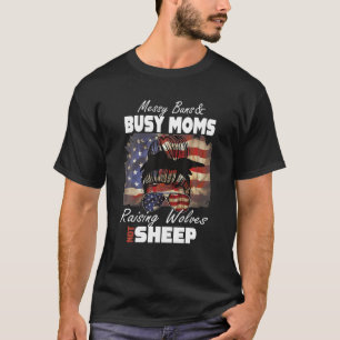 Messy Buns en Busy Moms Raising Wolves niet Sheep. T-shirt