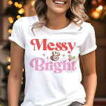 Messy en Bright Funny Christmas Tri-Blend Shirt<br><div class="desc">Voeg een speelse draai toe aan uw vakantiestijl met dit "Messy & Bright" grappige kerst shirt! Met retro rode en roze typografie, samen met feestelijke accenten zoals hulstbessen en sterretjes, is dit shirt ideaal voor het verspreiden van kerstvreugde met een humoristische toets. Of u nu naar feestjes gaat of thuis...</div>