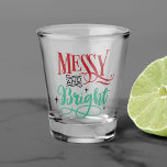 Messy en Bright | Funny Festive-kerstmis Shot Glas<br><div class="desc">"Messy and Bright" is een leuk, leuk spel op het traditionele "vrolijke en heldere" thema. Grappig keepomwille citeert typografieontwerp in traditioneel rood, groen, zwart, en wit. Perfecte manier om te zeggen: vier een onaangenaam jaar! Voor andere kleuren of passende producten, te bezoeken gelieve de opslag Fharrynisms Zazzle, of de ontwerper,...</div>