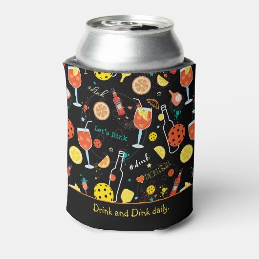 Met aangepaste tekst Dinks & 🍾 🥂 drinken - pickl Blikjeskoeler (Blikje Achterkant)