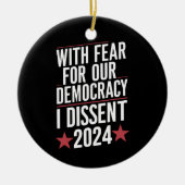 Met angst voor onze democratie ben ik het niet een keramisch ornament (Voorkant)