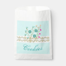 Met blauwe en roze bloemen