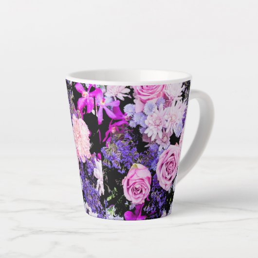 Met bloemen latte mok (Rechterhoek)