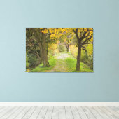 Met bomen omzoomd pad in de herfst canvas afdruk (Insitu (Houten vloer))