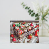 Met chocolade bedekte aardbeien met wit en donker feestdagenkaart (Staand voorkant)