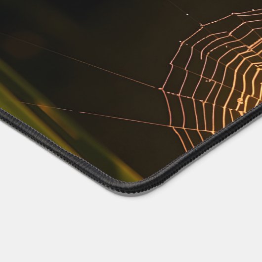 Met dauw bedekt spinnenweb bij zonsopgang bureaumat (Hoek)