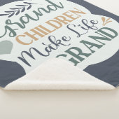 Met de hand bekroonde kleinkinderen maken het leve sherpa deken (3/4)