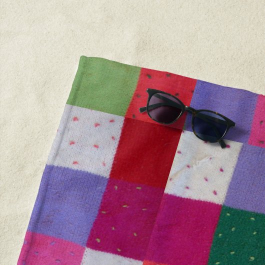 met de hand gebreide kleurrijke patchwerkvierkantj strandlaken (In situ)